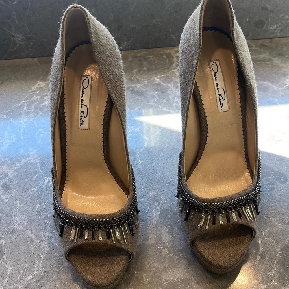 Oscar de la Renta brown flannel heels